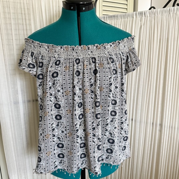 AEO Greige Navy Floral Flutter Sleeve Top Size Small - Picture 4 of 6